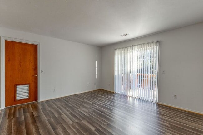 Building Photo - 82 Eastwood Ct