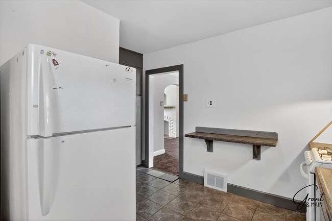 Building Photo - $1350 3 bedrooms