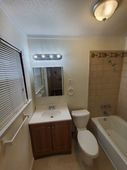 Building Photo - 2420 Bradford St