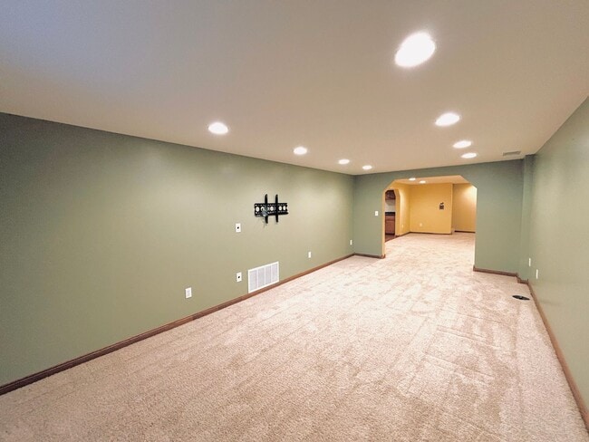 Building Photo - Sprawling 3bedroom 2bath Home in Roseville...