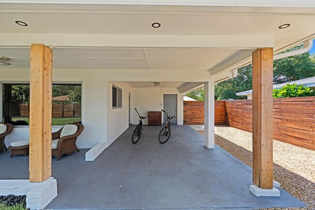 Building Photo - 918 SE 3rd Ave