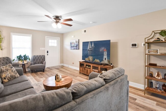 Building Photo - Pet Friendly Three Bedroom!