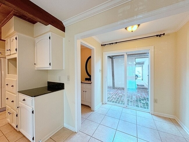 Building Photo - Custom Remodeled Townhome off Jefferson Hwy