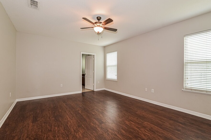 Building Photo - 220 Daigledog Dr