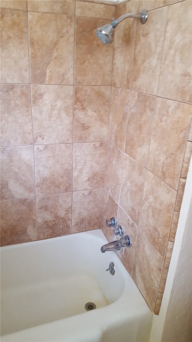 Building Photo - 609 W 5th St