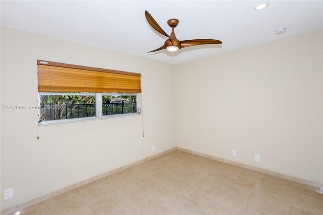 Building Photo - 16641 Royal Poinciana Dr