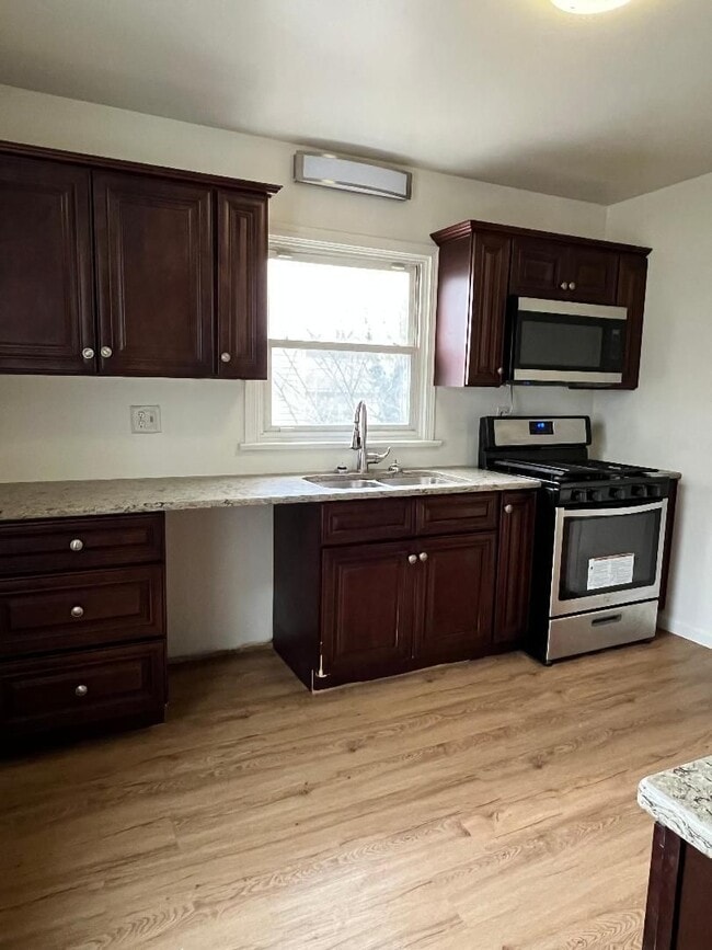 Spacious and updated singlefamily home! 152 Crim St Bowling Green OH