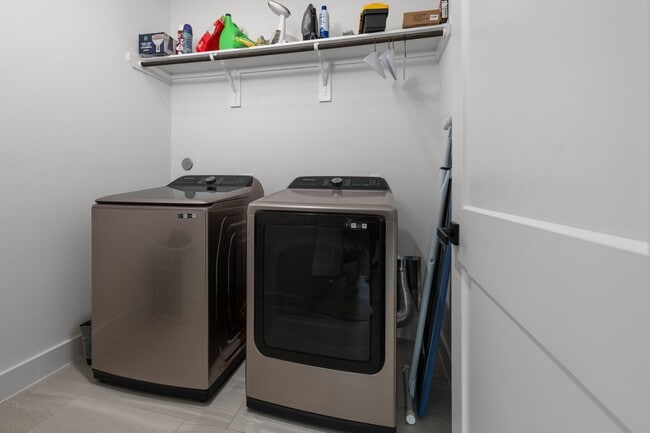 Building Photo - 3030 Live Oak St