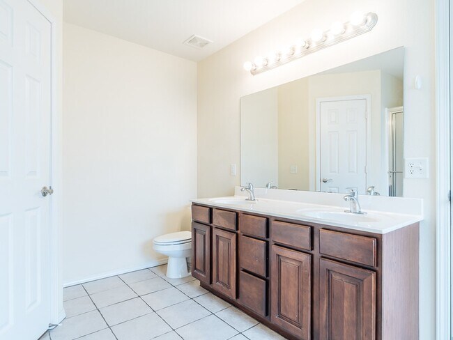 Building Photo - 2402 SW 19th St