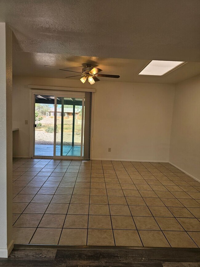 Building Photo - Big backyard right in the center of town!!!