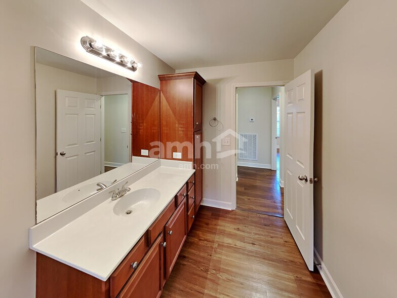 Building Photo - 140 Abbey Rd