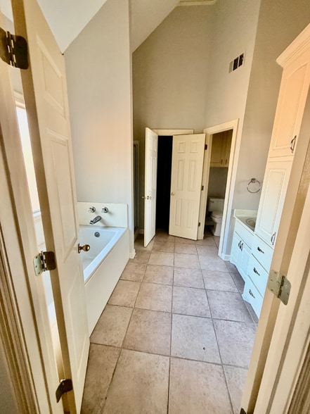 Building Photo - 430 Shadowood Dr