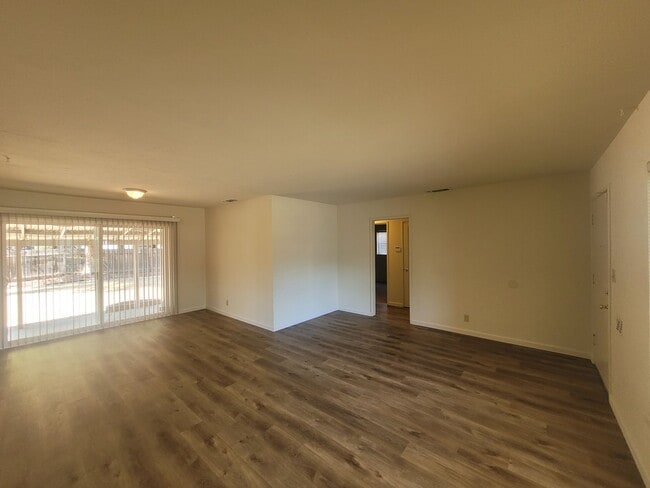 Building Photo - Three bedroom 1 bath with central heat and air