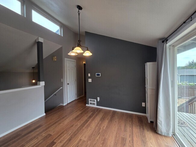 Building Photo - 4058 SE Empress Ct
