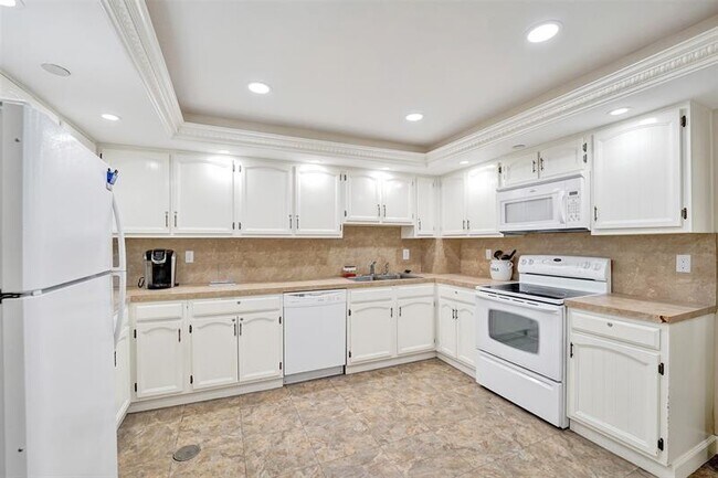 Building Photo - 3200 Port Royale Dr N