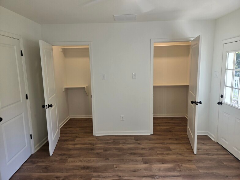 Building Photo - 880 Pisgah N