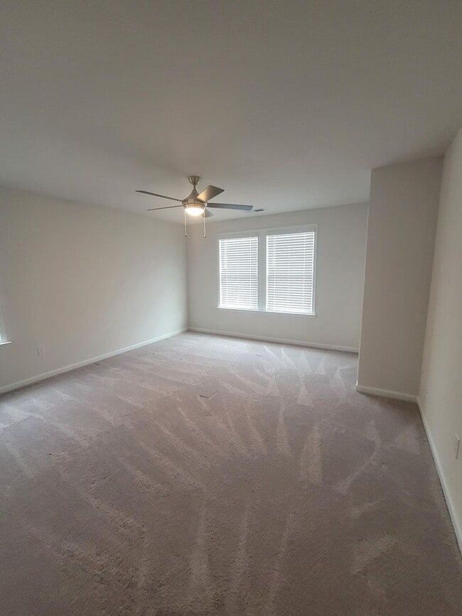 Building Photo - 3 Bed/ 2 full + 2 1/2 baths NEW Boiling Sp...