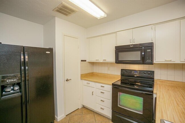 Building Photo - 11614 Pompano Ln