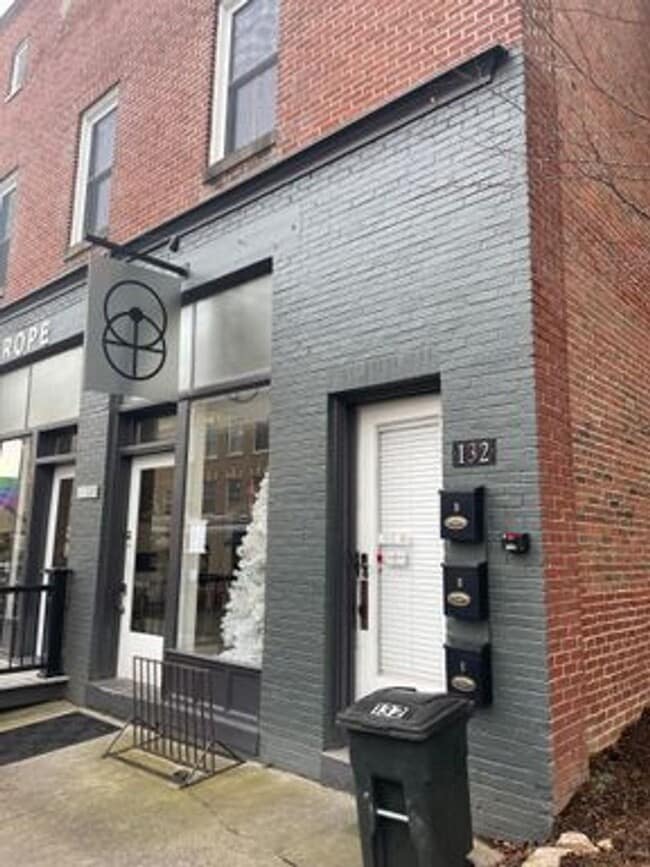 Building Photo - Main128-130