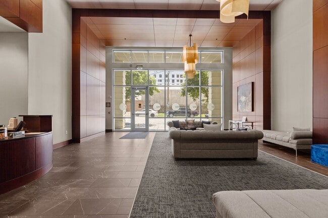 Building Photo - 400 W North St