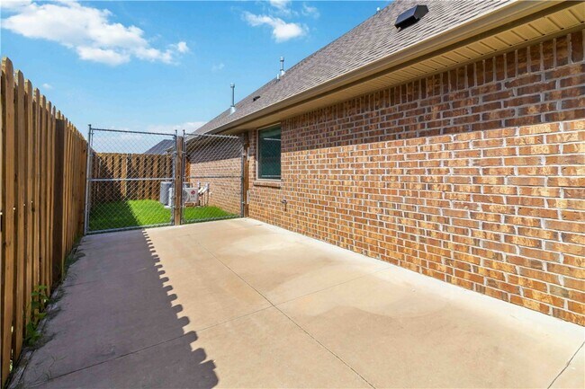 Building Photo - 1340 Sweetbriar Cir