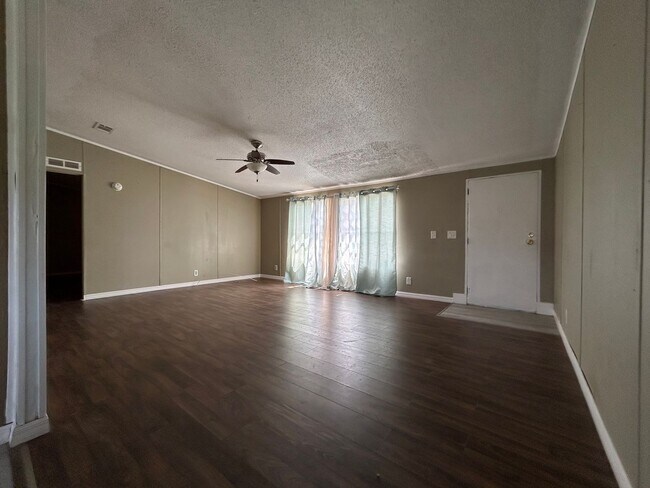 Building Photo - Rental property with land!
