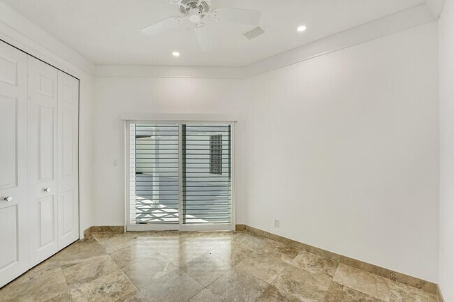 Building Photo - 3555 Commodore Cir