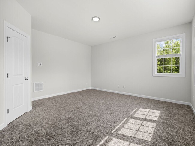 Building Photo - Towne Pointe Beauty!
