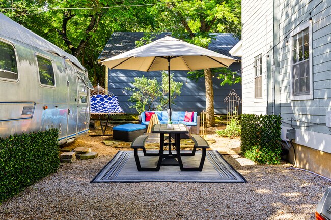 Building Photo - 1702 Drake Ave