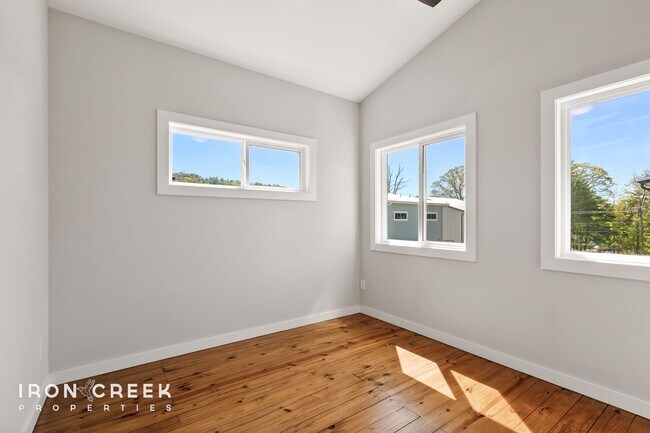 Building Photo - Beautiful Two-Bedroom Compact Cottage in S...