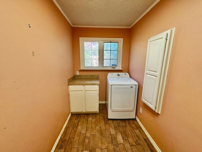 Building Photo - Pre-leasing for early July move in!