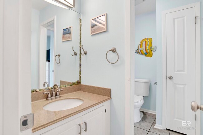 Building Photo - 554 E Beach Blvd