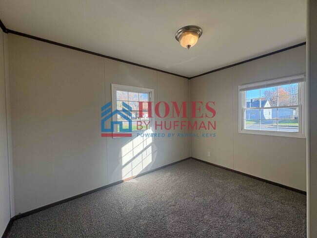 Building Photo - Three Bedroom House | Off Street Parking
