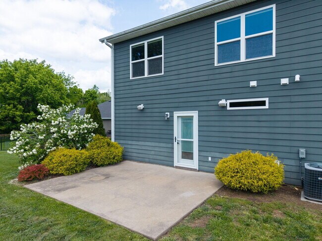 Building Photo - 2414 Nottoway Dr