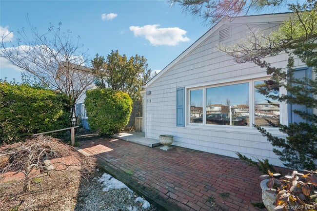 Building Photo - 714 E Park Ave