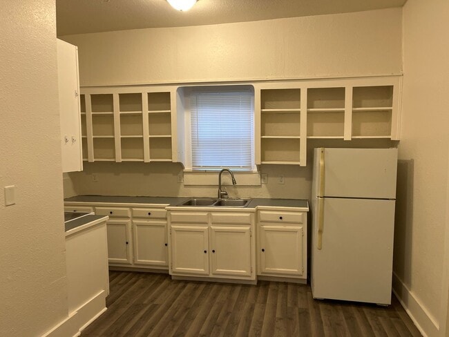 Building Photo - 2 BEDROOM HOUSE READY FOR YOU!