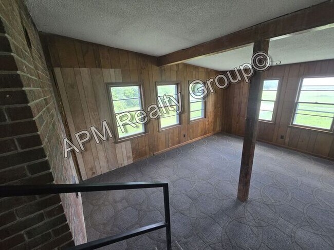 Building Photo - Spacious three bedroom West Columbia home