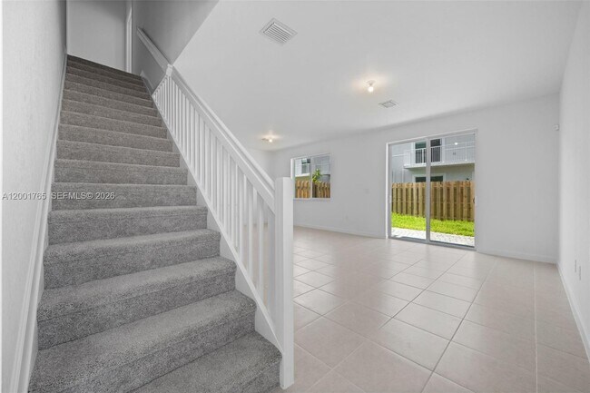 Building Photo - 715 SE 15th St