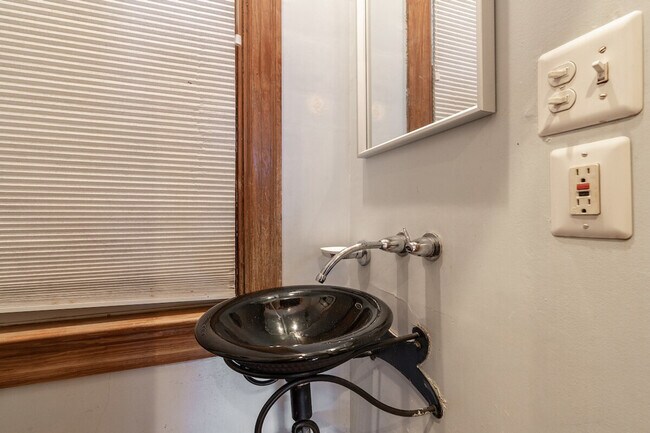 Building Photo - 2633 Adams Mill Rd NW