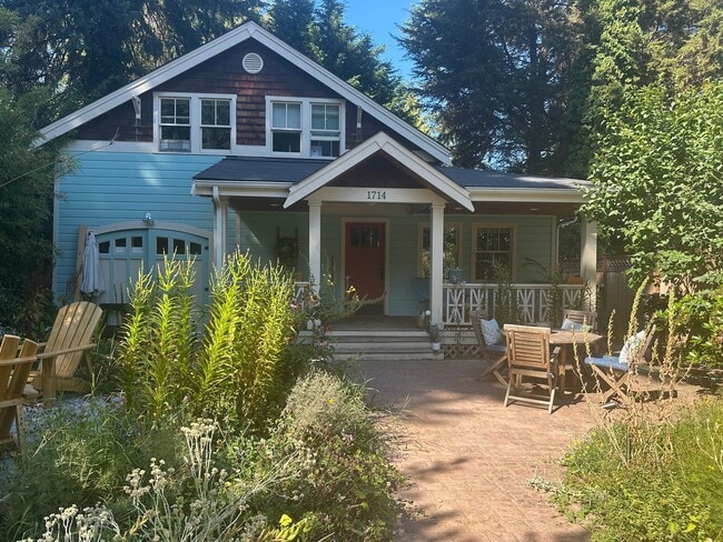 Primary Photo - Gorgeous Maple Leaf Property - Huge Yard a...