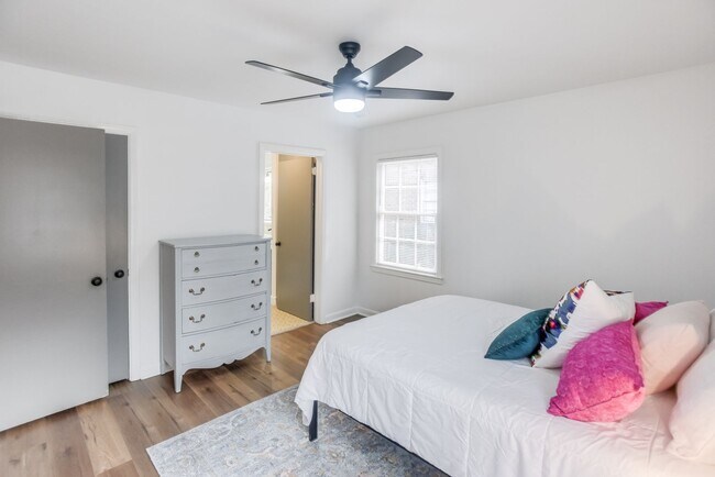 Building Photo - Charming Furnished 2BR/1BA in Midtown Savannah – Close to Everything! Unit 2
