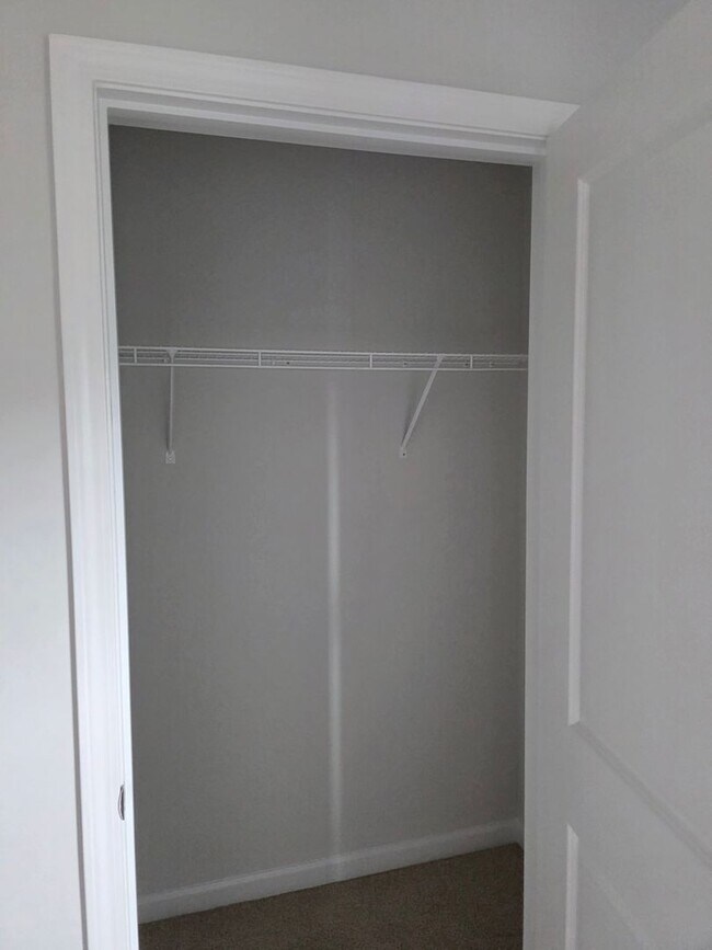 Building Photo - 5 BEDROOMS