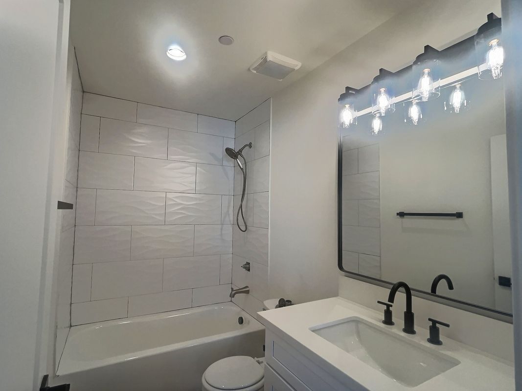 Building Photo - 2502 E Paradise Ln