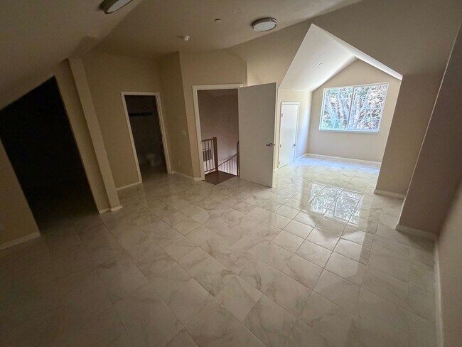 Building Photo - 158 Caldecott Ln