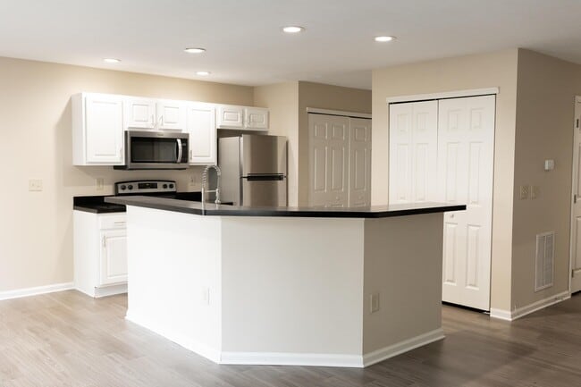 Building Photo - 5008 Stratford Pine Ln