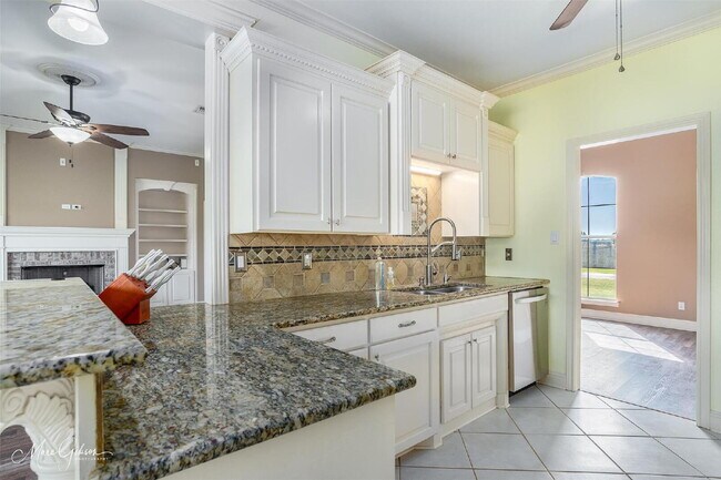 Building Photo - "Charming 4-Bedroom Gem with Spacious 2091...