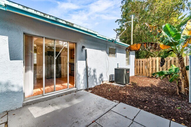 Building Photo - 4881 Gulfstream Rd