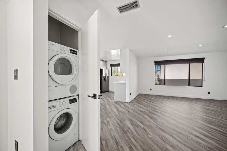 Building Photo - 955 N Oxford Ave