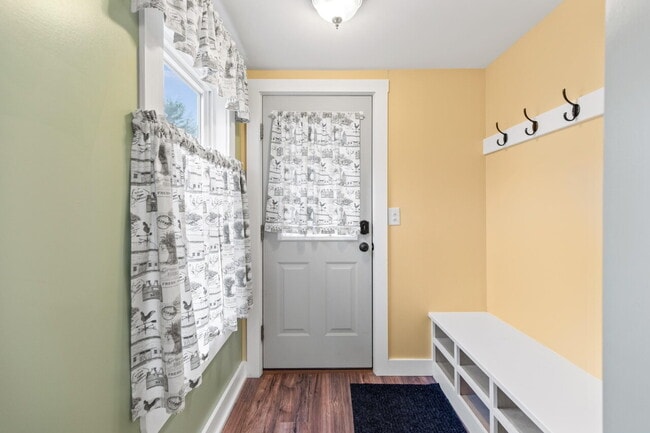Building Photo - Spacious 3-Bed/1.5-Bath Home with Classic ...
