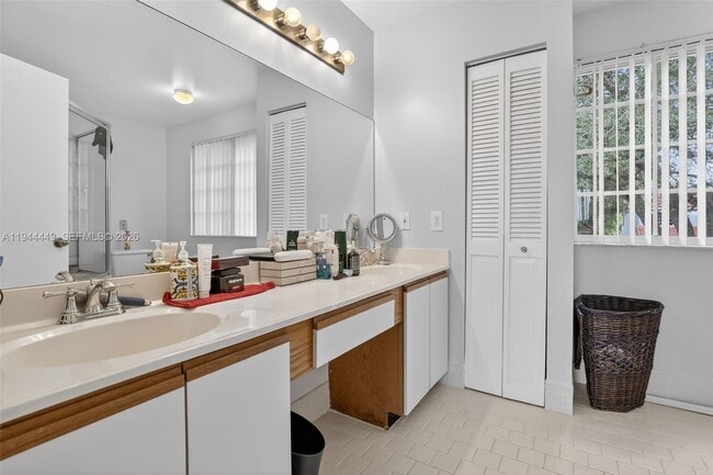 Building Photo - 9481 Oak Grove Cir